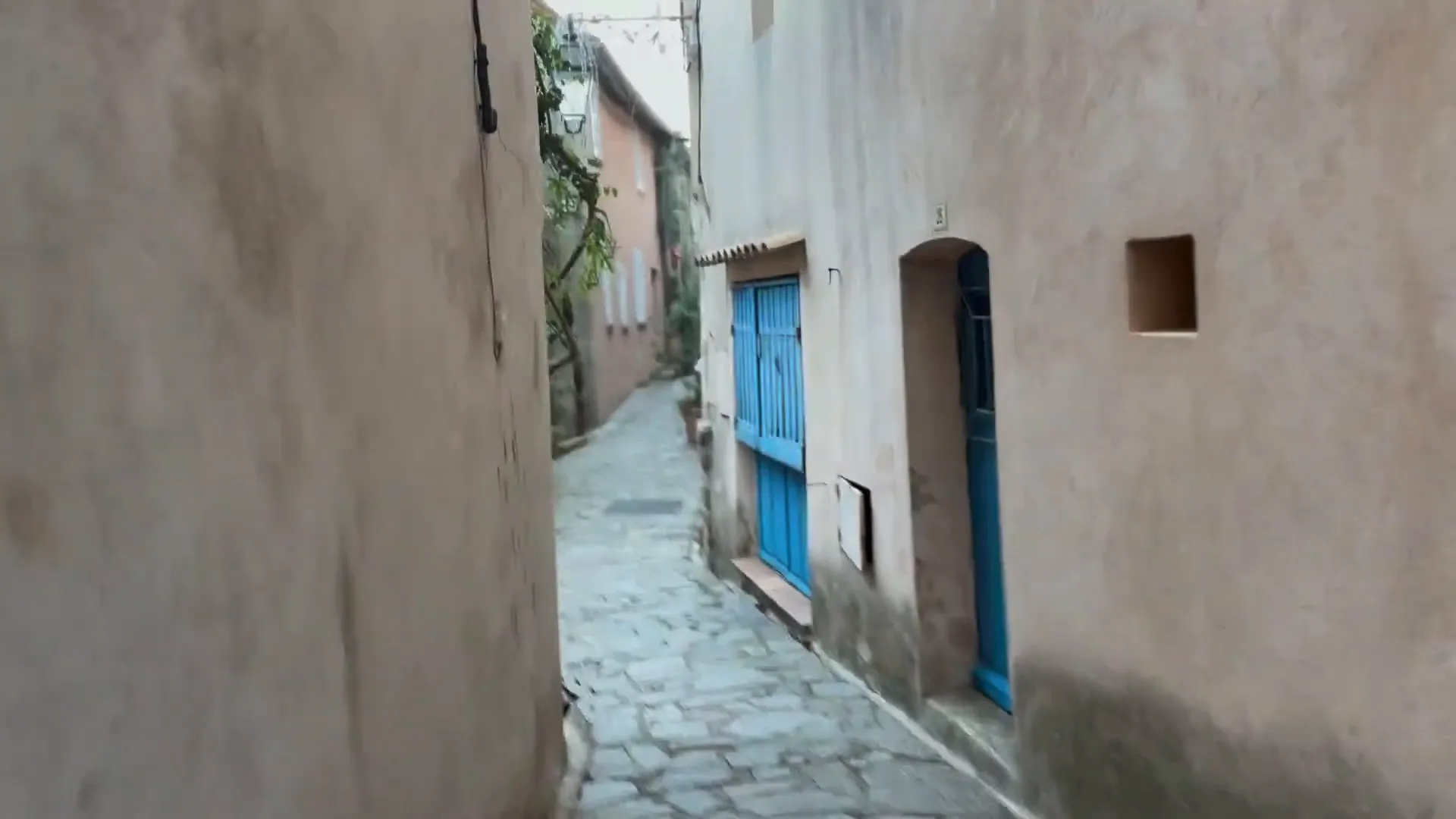 Narrow street in Re Re Mousselle